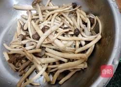 干煸茶树菇的做法图解3