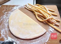 花旗参母鸡汤手工刀切面的做法图解2