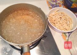 花旗参母鸡汤手工刀切面的做法图解5