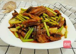 蒜苔烧黄鳝的做法图解1