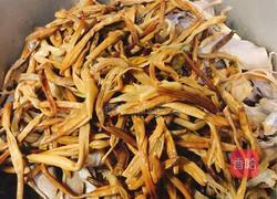 笋干黄花菜炖猪蹄的做法图解11