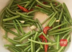 红椒炒红薯梗的做法图解5