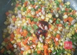 玉米肉粒炒饭的做法图解3