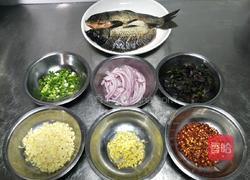 小柱私房菜之蒜香鲫鱼的做法图解2