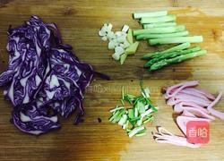 米线花样吃—黑椒炒米线的做法图解2