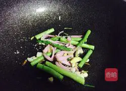 Eating rice noodles in different ways—Illustration of how to make fried rice noodles with black pepper 5