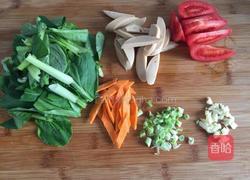 火腿蔬菜炒面的做法图解1