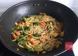 火腿蔬菜炒面的做法图解7