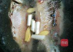 白萝卜鲫鱼汤的做法图解2