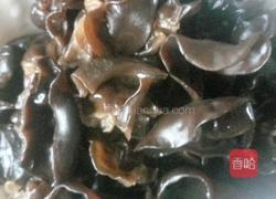 核桃炒木耳的做法图解2