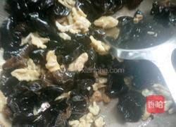 核桃炒木耳的做法图解3