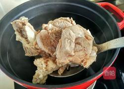 红枣莲藕大骨汤的做法图解6