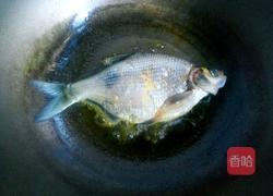 老干妈煎武昌鱼的做法图解4