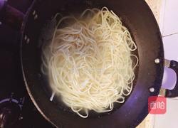 海鲜青菜面的做法图解3