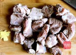 板栗排骨汤的做法图解3