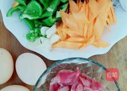 肉片鸡蛋炒杂蔬的做法图解1