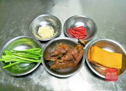 小柱私房菜之柴火香干炒猪手的做法图解1