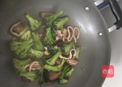 鱿鱼炒西兰花的做法图解5