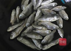 红烧野生小鲫鱼干的做法图解3