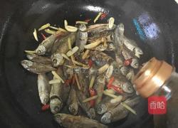红烧野生小鲫鱼干的做法图解6