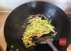 火腿肠闷面的做法图解2