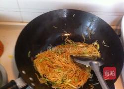 火腿肠闷面的做法图解3