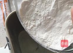 普通面粉版北海道吐司(包括10分钟剪出手套膜)的做法图解4