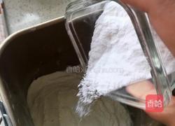 普通面粉版北海道吐司(包括10分钟剪出手套膜)的做法图解5