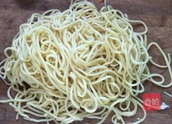 素炒面条的做法图解1