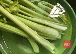 西芹炒肉/芹菜炒肉的做法图解1