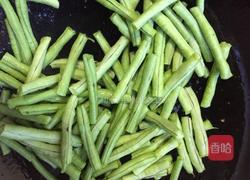 腊肠炒豇豆的做法图解7