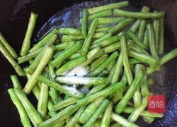 腊肠炒豇豆的做法图解8