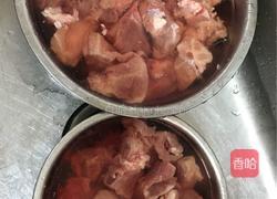 野生菌排骨炖汤的做法图解1