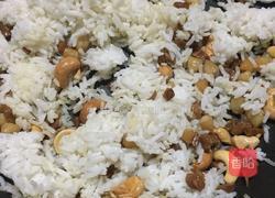 海鲜坚果蛋炒饭的做法图解7
