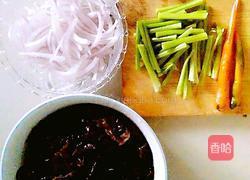 洋葱芹菜拌木耳的做法图解1