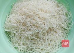 青南瓜炒粉丝的做法图解2