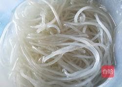 芹菜炒粉的做法图解2