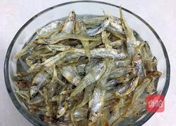 青椒炒小毛鱼干的做法图解1