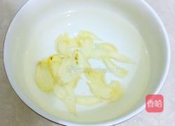 青椒炒小毛鱼干的做法图解2