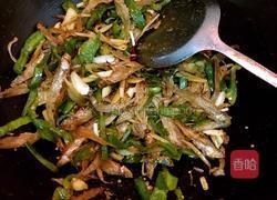 青椒炒小毛鱼干的做法图解8