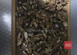 琥珀核桃仁的做法图解1