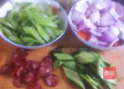 腊肠炒蔬菜的做法图解1