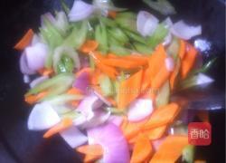 腊肠炒蔬菜的做法图解2