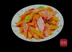 胡萝卜炒烤肠的做法图解1