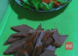 胡萝卜炒烤肠的做法图解3
