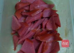 胡萝卜炒烤肠的做法图解4