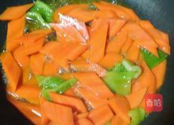 胡萝卜炒烤肠的做法图解6