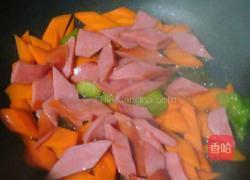 胡萝卜炒烤肠的做法图解8