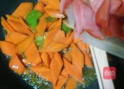 胡萝卜炒烤肠的做法图解7