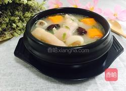 胡萝卜红枣猪蹄汤的做法图解1